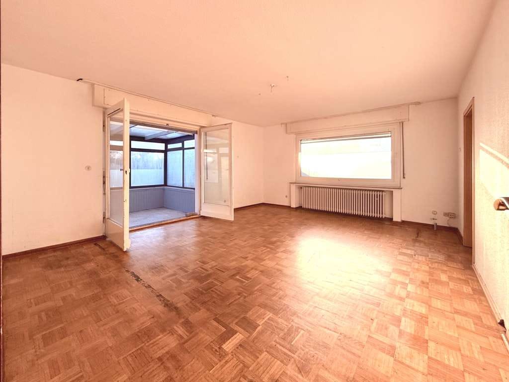 Immobilie in Pattensen - Einfamilienhaus mit 2 Vollgeschossen, Wintergarten, Keller und Garage in ruhiger Lage mit guter Verk - Bild 3