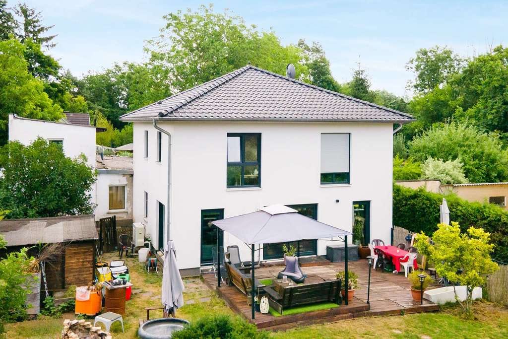 Immobilie in Petershagen/Eggersdorf - Mehrfamilienwohnen in Petershagen: Moderne Stadtvilla + renovierte Remise - Bild 0