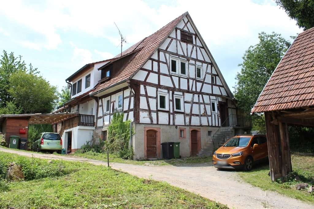 Immobilie in Wald-Michelbach - Fachwerk-DHH, Scheune und Doppelgarage - zentrale Lage - Bild 1