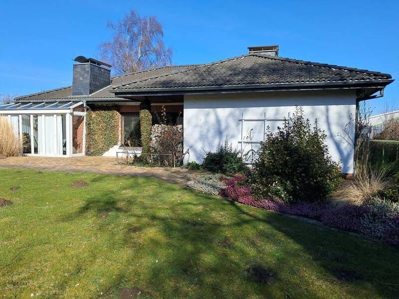 Immobilie in Stapel - Bungalow mit wunderschönem Garten, Kamin, Wintergarten, Terrasse und Garage mit E-Ladepunkt - Bild 0