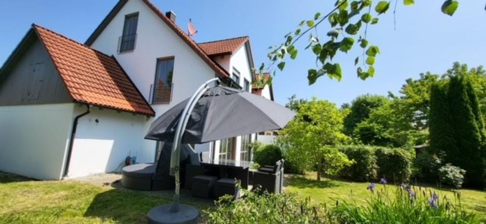 Immobilie in Eurasburg - Attraktive Doppelhaushälfte mit großzügigem Garten und hochwertiger Ausstattung - Bild 0