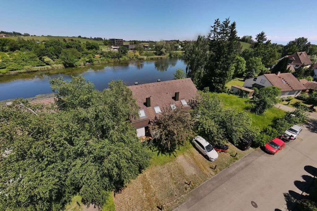 Immobilie in Hagnau am Bodensee - Naturnah & direkt am Weiher: Charmante 2-Zimmer-Wohnung mit 2 Balkonen u. KFZ-Stp. in Meersburg - Bild 0