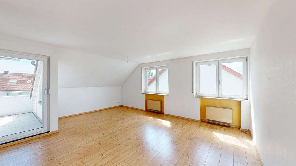 Immobilie in Wolpertswende - Bezugsfreie 3,5-Zimmer-Dachgeschosswohnung mit Garage, PV und Schwedenofen - Bild 2