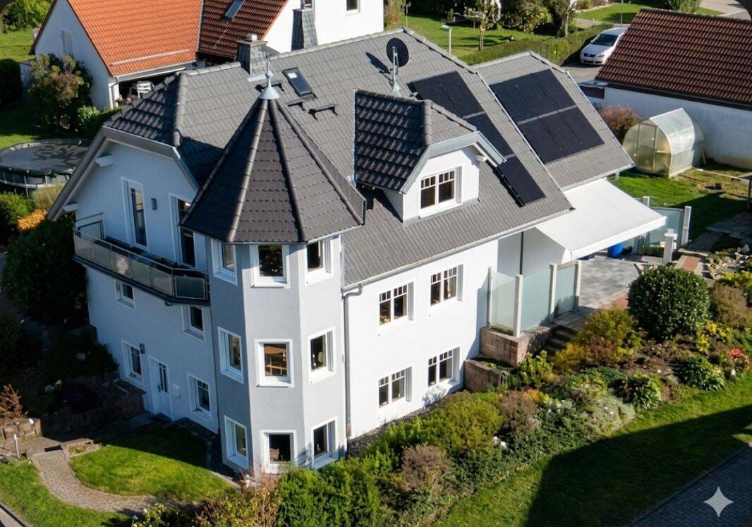 Immobilie in Großheirath - "Platzwunder mit Charme: Architektenhaus mit Einliegerwohnung, Turmzimmer & PV- Anlage" - Bild 0