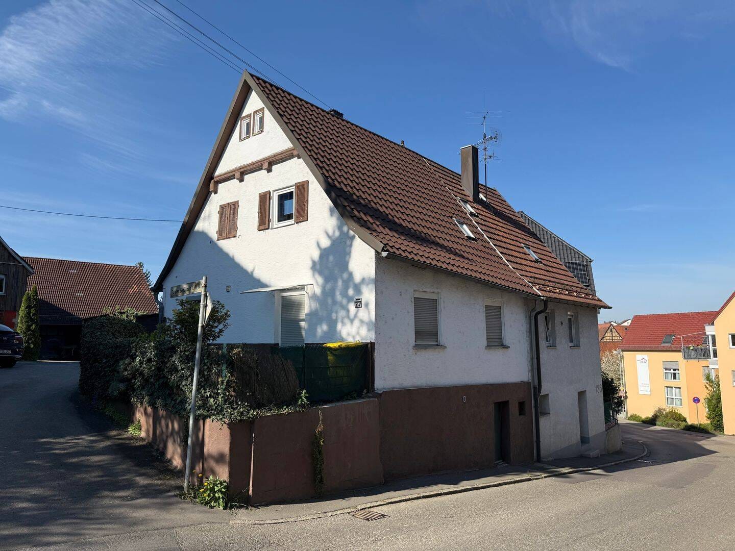 Immobilie in Waiblingen - * Waiblingen-Bittenfeld: Renovierungsbedürftiges Einfamilienhaus (DHH) mit kleinem Garten * - Bild 1