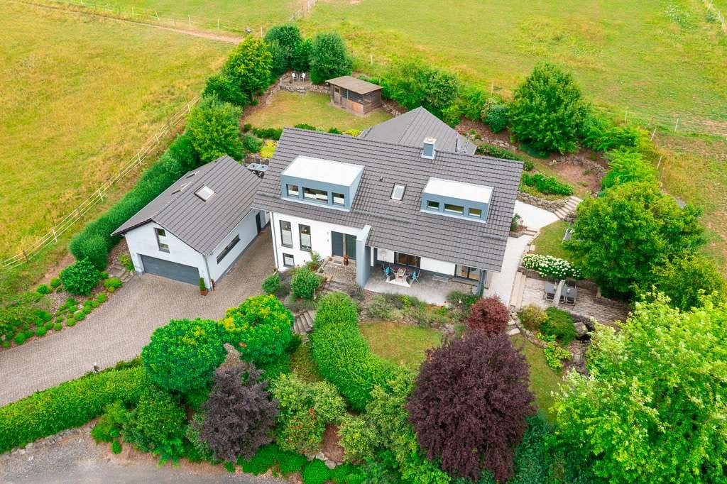 Immobilie in Hilders - Goldener Herbst, Gemütlicher Winter – Ihr Zuhause mit Kamin und Charakter. - Bild 0