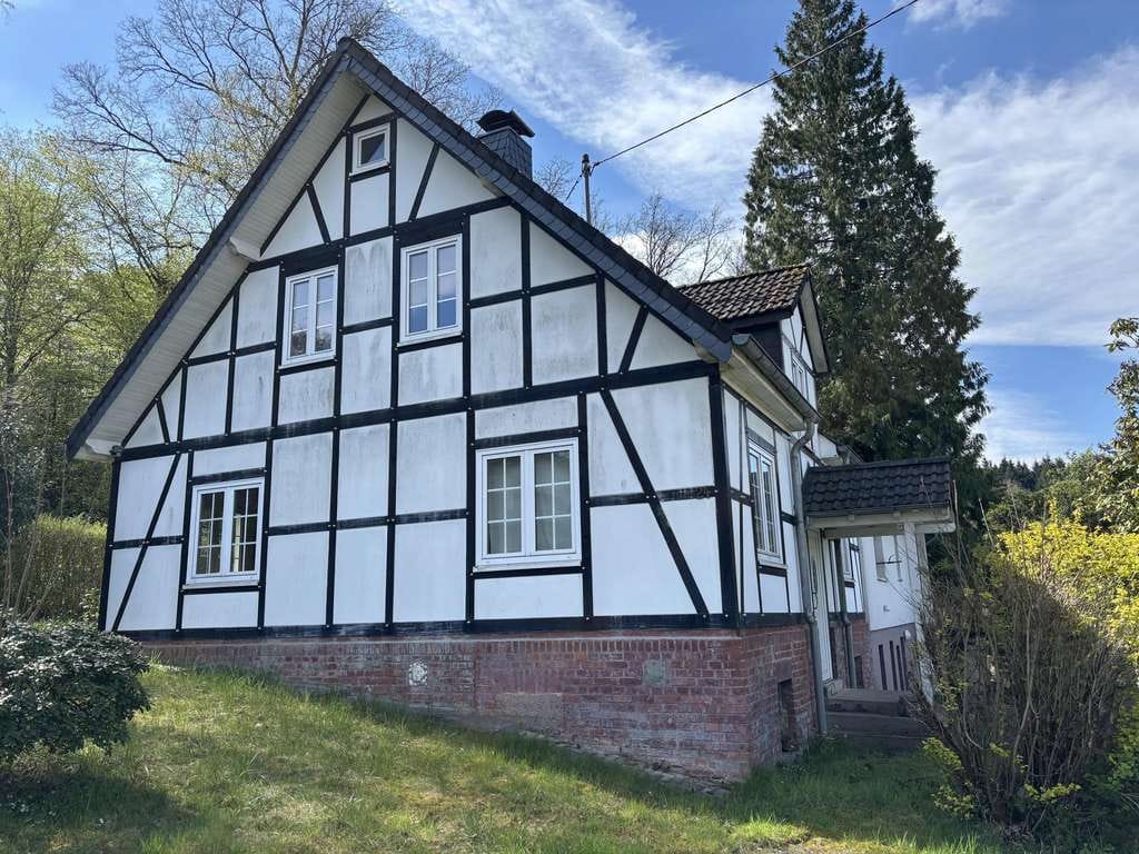 Immobilie in Engelskirchen - Sanierungsbedürftiges Eigenheim auf großem Grundstück - Bild 1