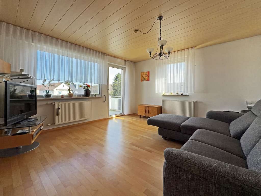 Immobilie in Frickenhausen - Glücksgriff für Familien und Schrauber. 
8 Zimmer auf 149 m². Plus 251 m² Fläche.
2 große Garagen. - Bild 1