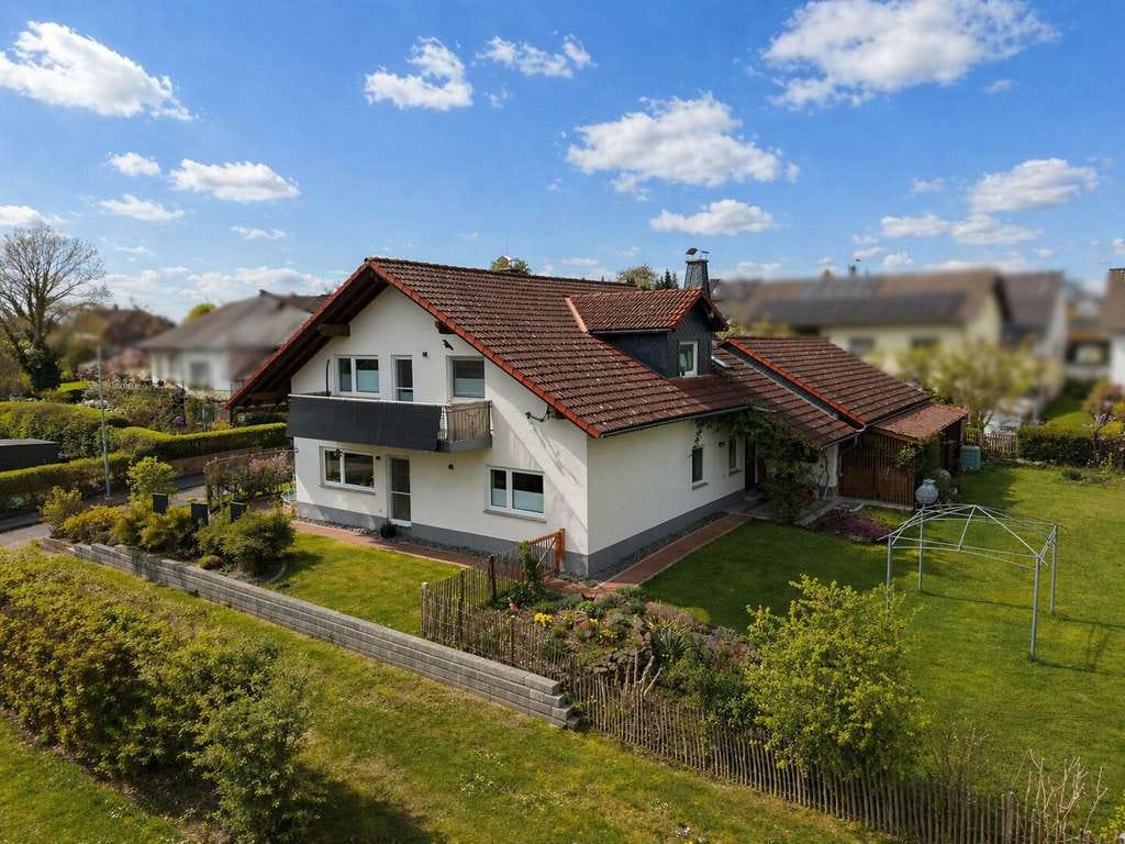 Immobilie in Rauschenberg - Viel Raum für die ganze Familie – Wohnhaus mit Garten, Doppelgarage und flexiblem Grundriss - Bild 1