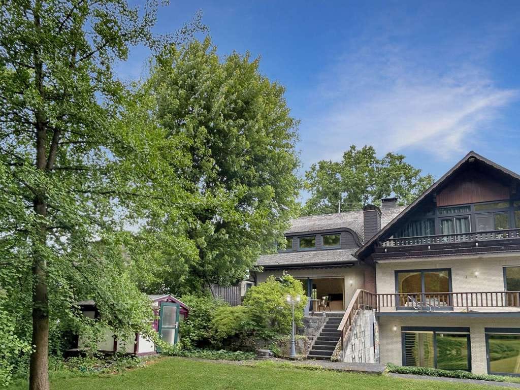 Immobilie in Altenkirchen (Westerwald) - Wohlfühlhaus mit zwei Einliegerwohnungen - stilvoll, vielseitig, in bester Lage - Bild 1
