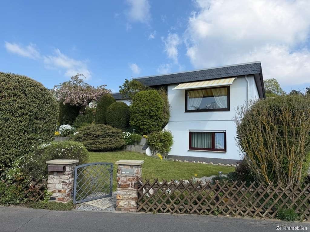 Immobilie in Geisenheim - Familientraum: Großzügiges Einfamilienhaus mit tollem Gartengrundstück und Garage - Bild 0