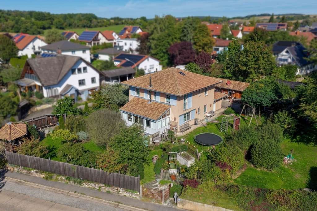 Immobilie in Seßlach - Energieeffizientes Einfamilienhaus im Toskana-Stil – romantisch wohnen in schöner Ortsrandlage - Bild 1
