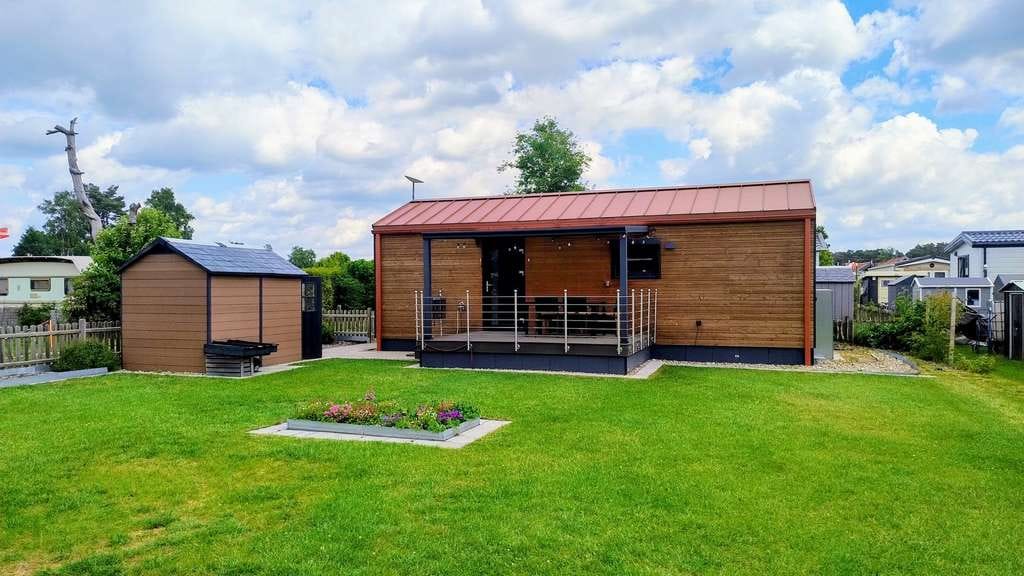 Immobilie in Gifhorn - Mobilheim im Chalet-Stil: Energiesparend im echten Haus-Standard & voll vernetzt auf zwei Zimmern - Bild 0
