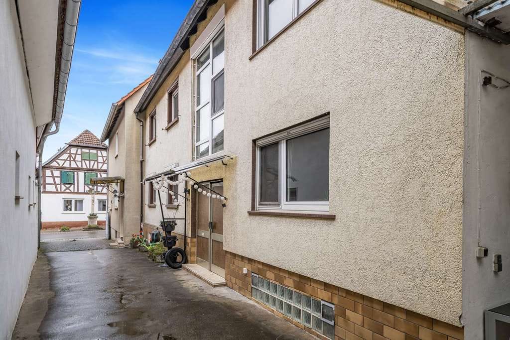 Immobilie in Herxheim - Einfamilienhaus in zweiter Reihe in Herxheim – Alternative zur Wohnung mit Terrasse und Gartenanteil - Bild 1