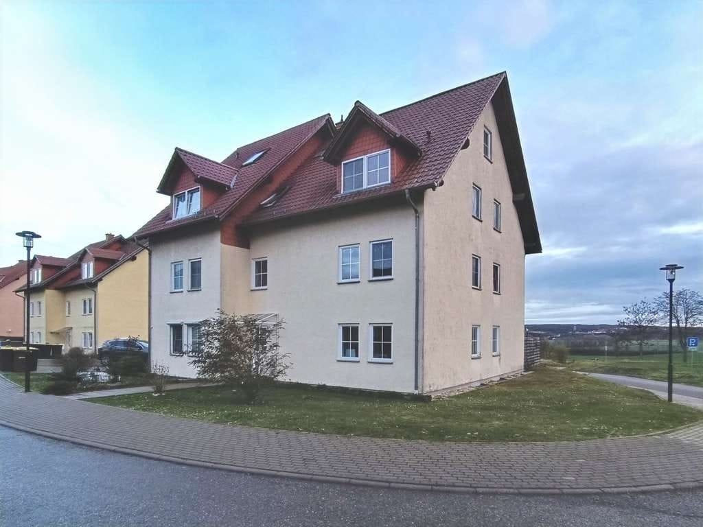 Immobilie in Naumburg (Saale) - Wohnen mit Weitblick, charmante 3-Raum-Maisonettewohnung im Dachgeschoss mit Balkon! - Bild 0