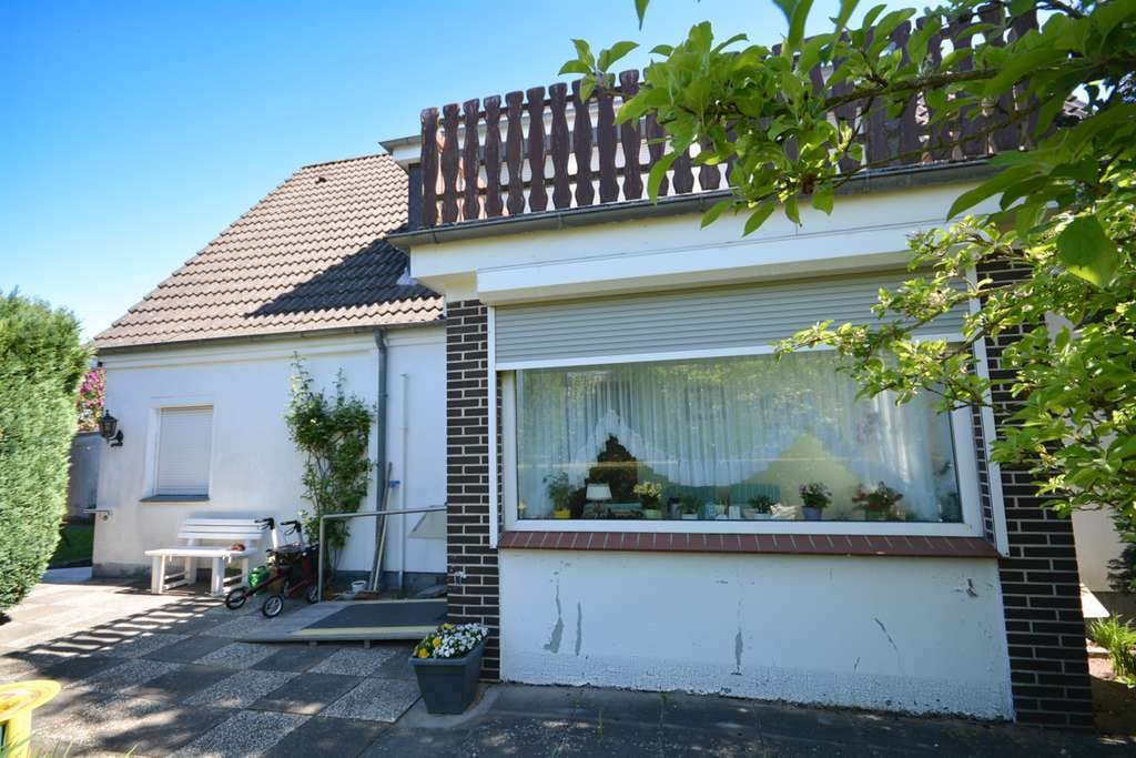 Immobilie in Bad Schwartau - Einfamilienhaus mit Keller, 2 Garagen und Garten (ELW möglich) - Bild 4