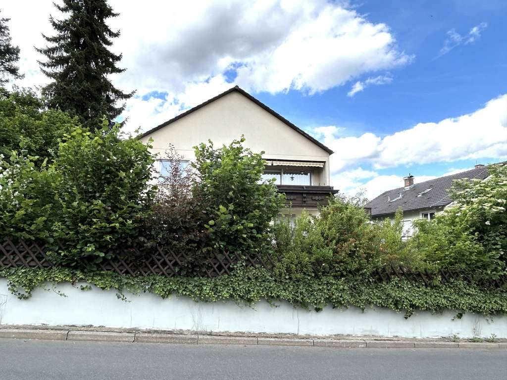 Immobilie in Würzburg - Oberdürrbach/Würzburg - geräumiges Einfamilienhaus mit Einliegerwohnung und großen Garten - Bild 2