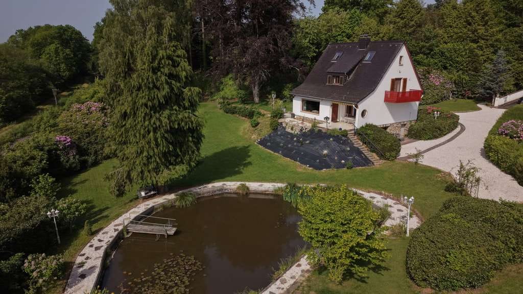 Immobilie in Hachenburg - Wohnen wie im Park – ehemaliges Forsthaus mit traumhaftem Wiedtalblick - Bild 0