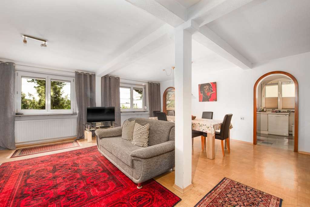 Immobilie in Korntal-Münchingen - Älteres Haus in malerischem Bauerngarten - Bild 1