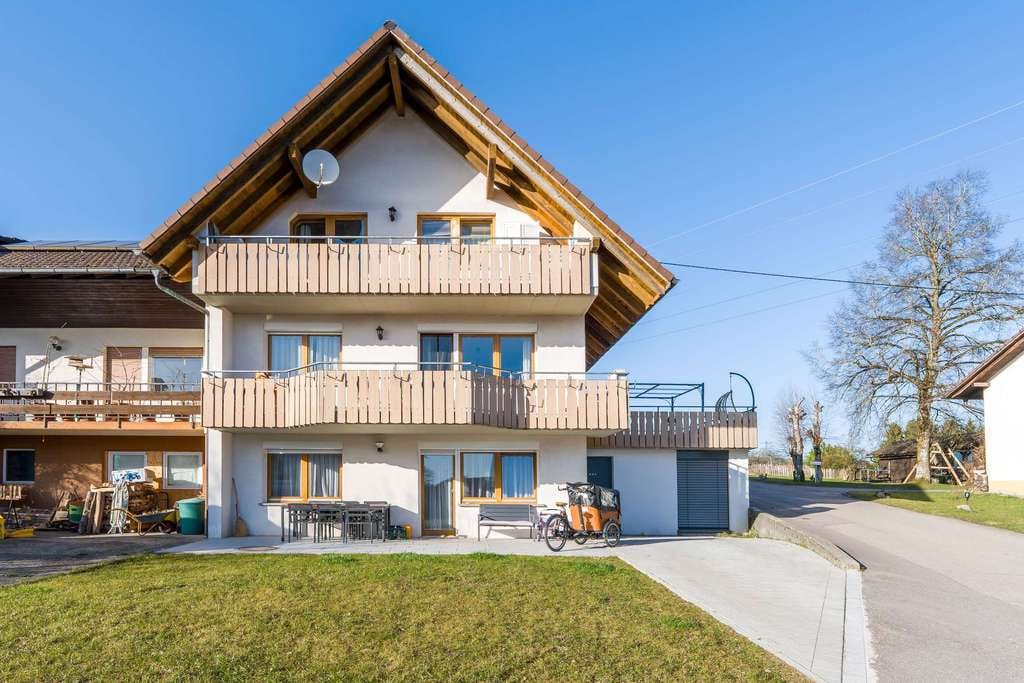 Immobilie in Ühlingen-Birkendorf - Viel Platz für die Familie – modernisiertes Zweifamilienhaus mit Dachterrasse & Garage in Berau - Bild 1