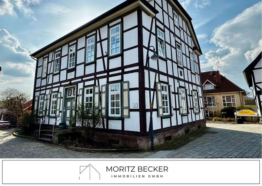 Immobilie in Nörten-Hardenberg - Liebhaberobjekt: Denkmalgeschütztes Pfarrhaus mit Nebengebäuden, Garagen und großem Grundstück! - Bild 1