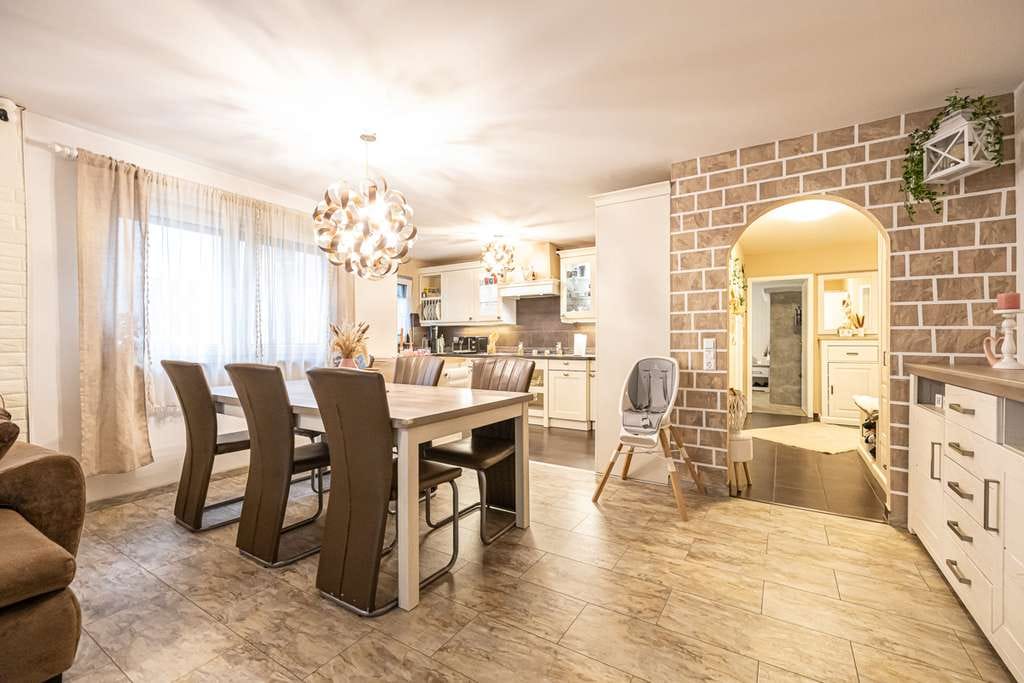 Immobilie in Kämpfelbach - Attraktive 4-Zimmer-Wohnung mit Balkon und Außenstellplatz in Kämpfelbach - Bild 0