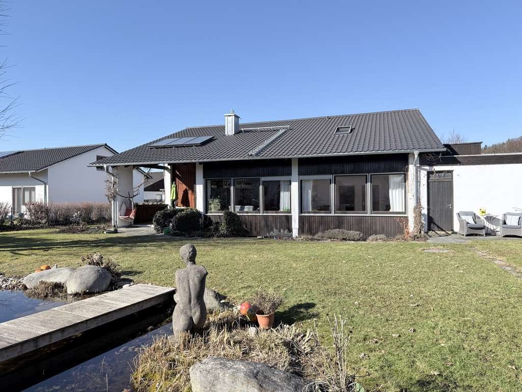 Immobilie in Winhöring - Ein Ort voller Licht und Raum: Idyllisches Einfamilienhaus mit Einliegerwohnung und Gartenzauber - Bild 0
