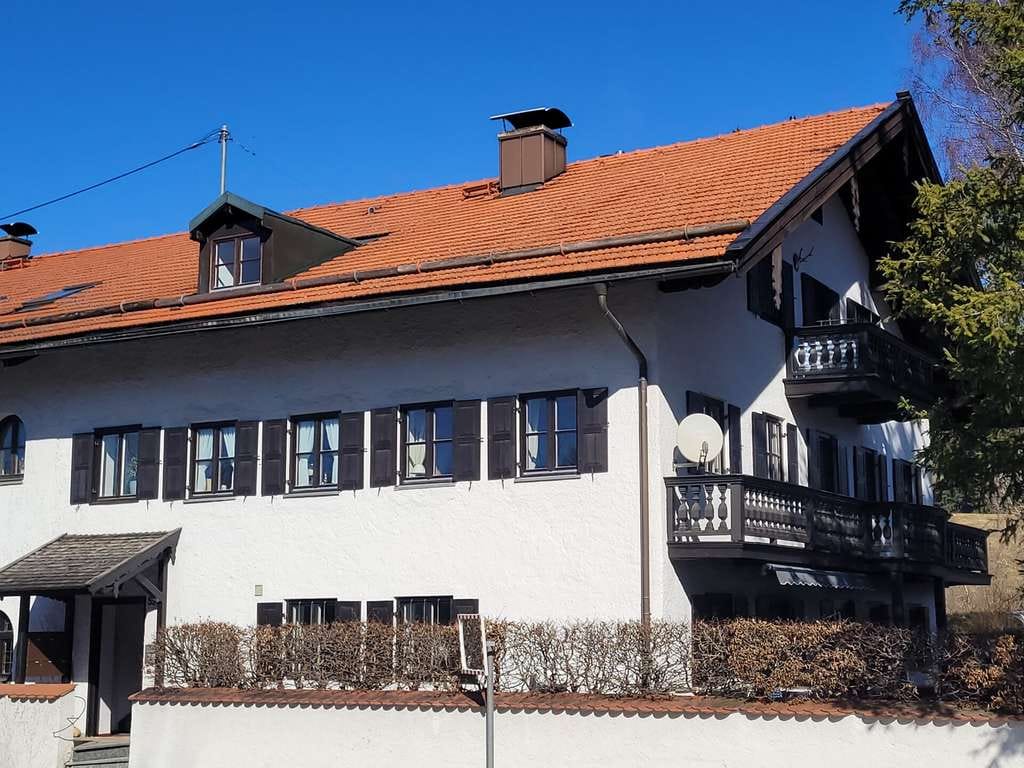 Immobilie in Gmund - Panoramablick & Ausbaupotential - einzigartige Dachgeschosswohnung in Seenähe - Bild 1