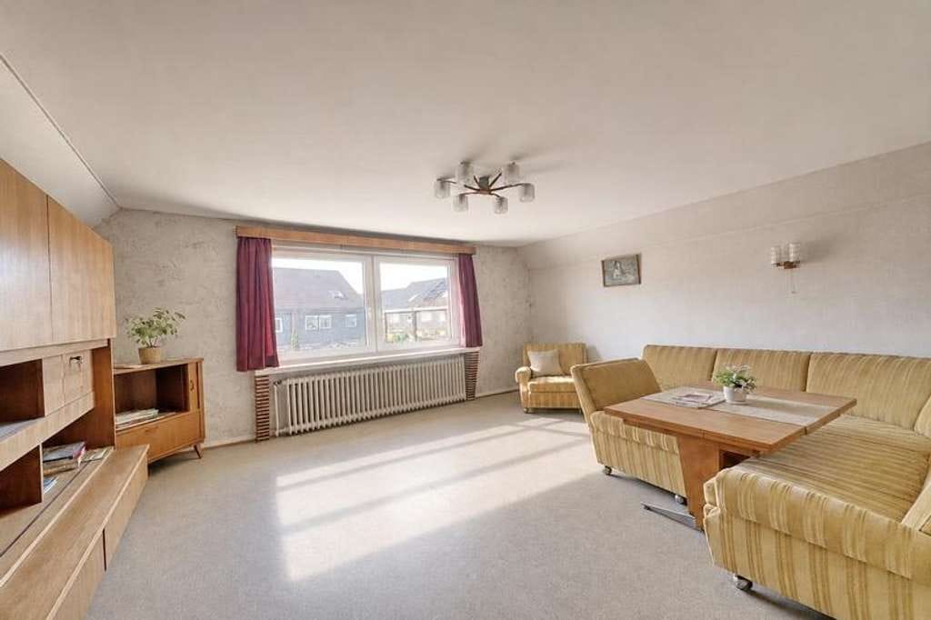 Immobilie in Henstedt-Ulzburg - Einfamilienhaus mit Einliegerwohnung/ Zweifamilienhaus mit Potential für Handwerker - Bild 2