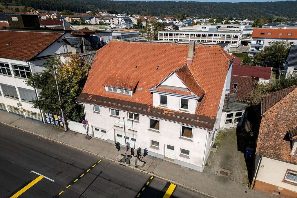Immobilie in Tuttlingen - Zweifamilien- und Geschäftshaus mit Werkstatt – vielseitig nutzbar für Wohnen und Gewerbe - Bild 0
