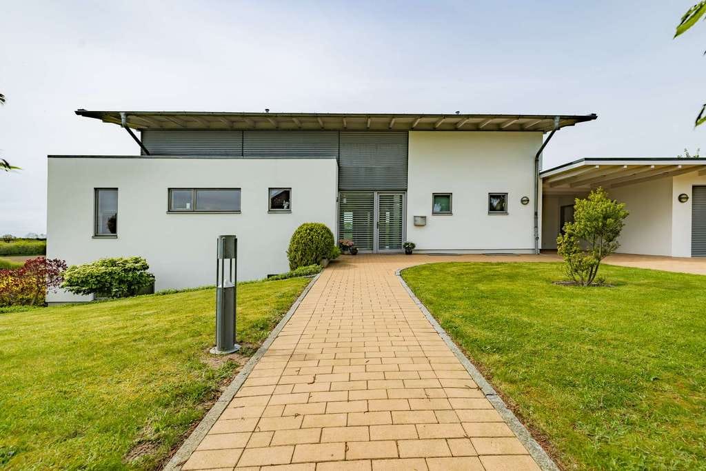 Immobilie in Bergenhusen - Architektenhaus mit unverbaubarem Weitblick im Storchendorf: Großzügigkeit trifft auf Design - Bild 2