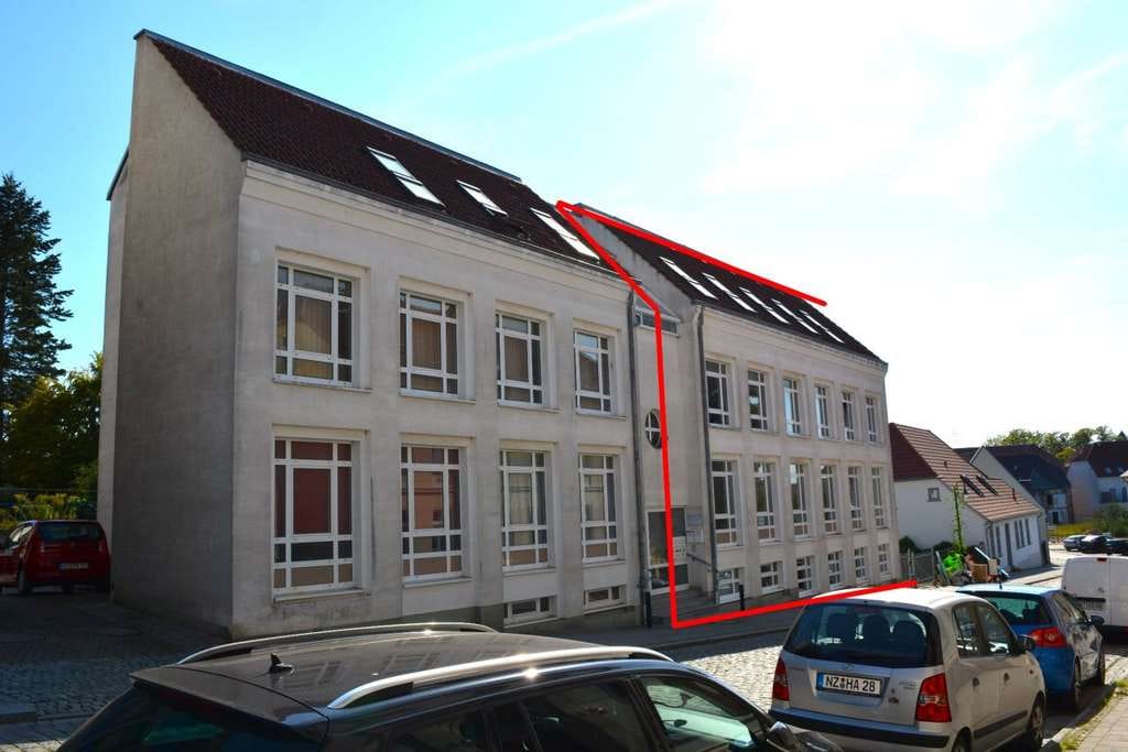 Immobilie in Neustrelitz - Kapitalanleger aufgepasst! Mehrfamilienhaus in bester Lage zu verkaufen! - Bild 1