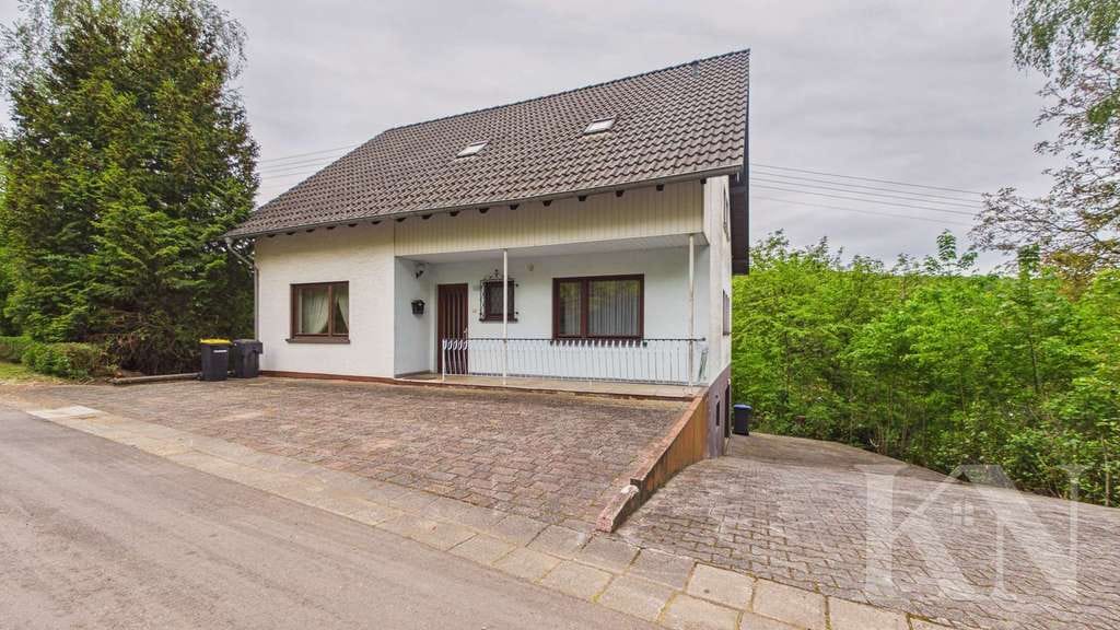 Immobilie in Eppelborn - Einfamilienhaus mit großem Grundstück und vielseitigem Potenzial - Bild 1