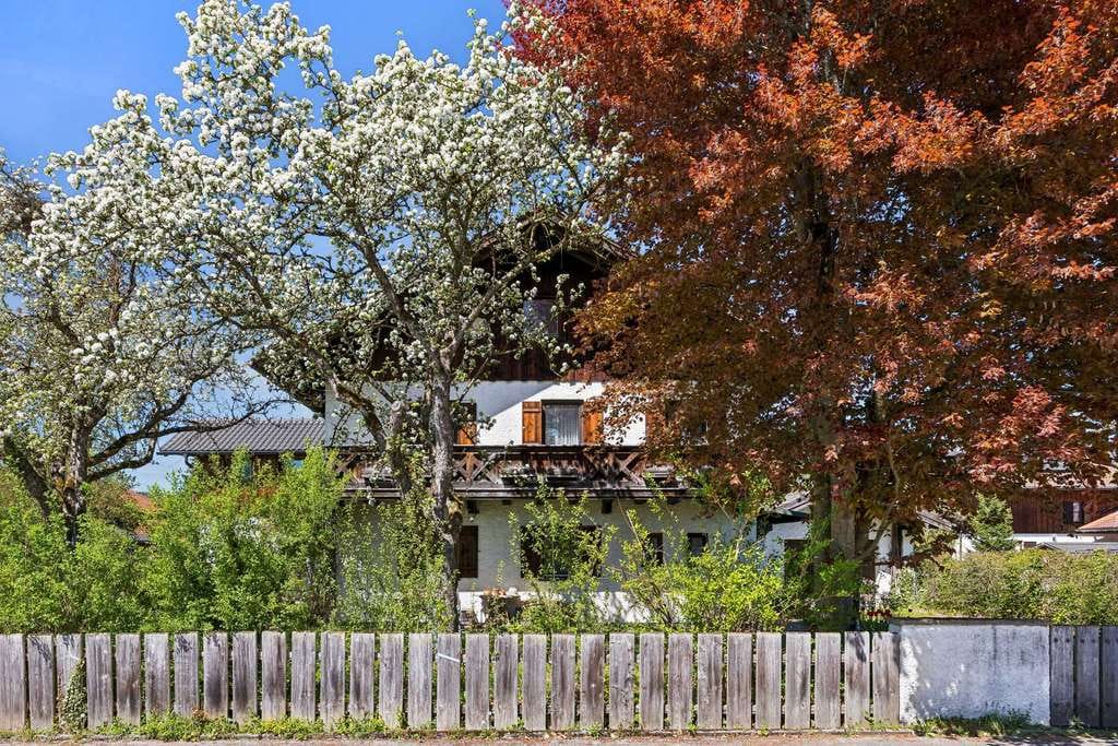 Immobilie in Feldkirchen-Westerham - Familientraum im Münchner Umland: groß, ruhig und schön eingewachsen in Feldkirchen-Westerham - Bild 1