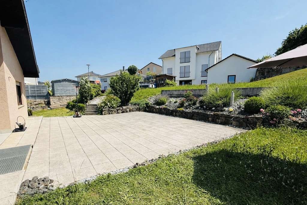 Immobilie in Lauda-Königshofen - WOHNEN MIT AUSSICHT - GROßZÜGIGES EIN-/ZWEIFAMILIENHAUS - Bild 4