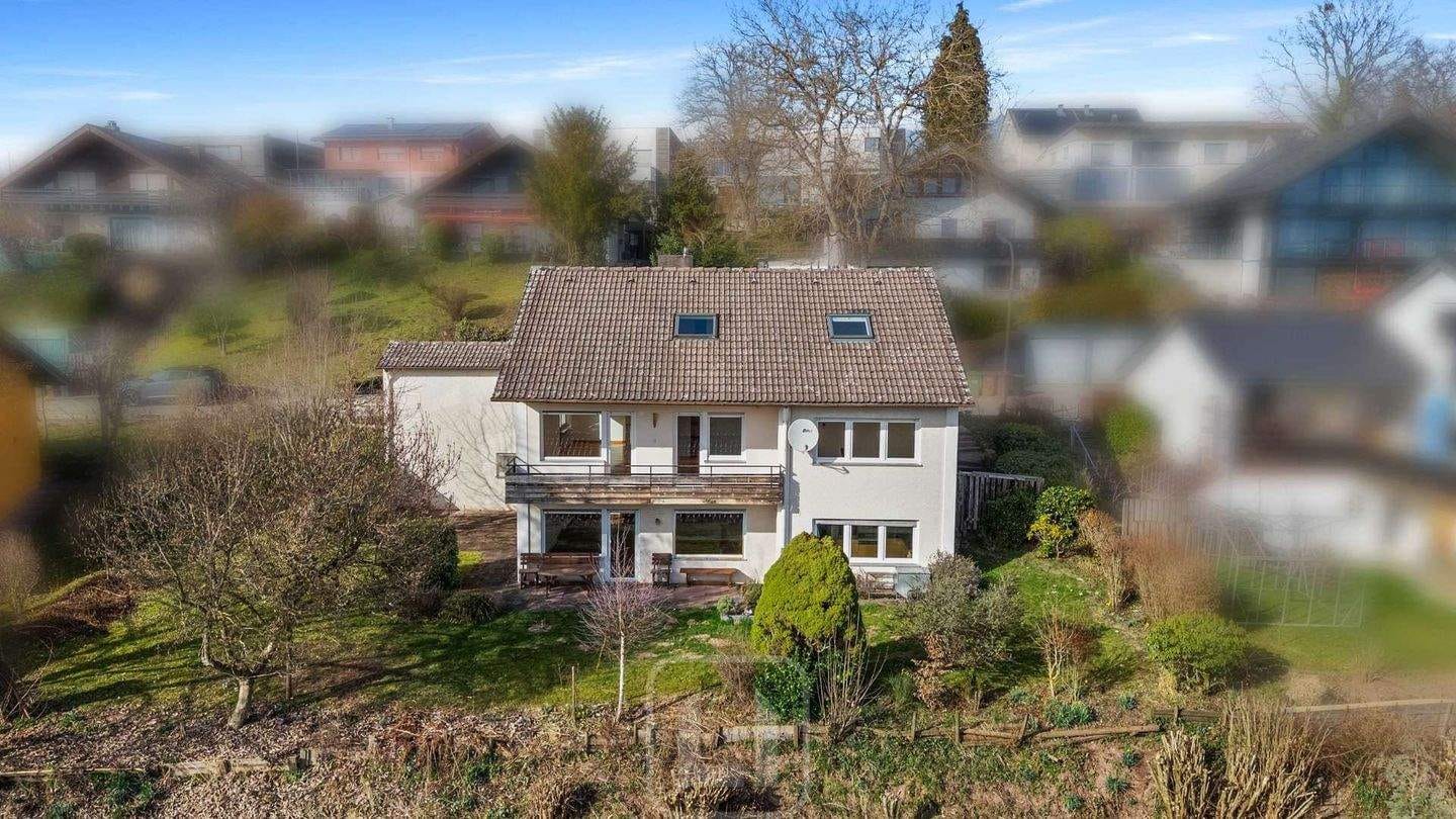 Immobilie in Altensteig - Zweifamilienwohnhaus voller Charme | Traumhafte Aussicht | Grüner Garten | Pure Lebensfreude - Bild 1