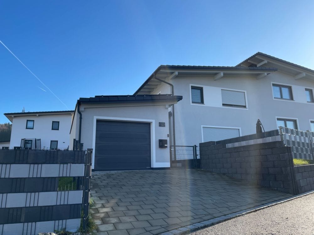 Immobilie in Aidenbach - Kommen Sie an! Schöne Doppelhaushälfte in ruhiger Siedlungslage mit PV Anlage - Bild 0