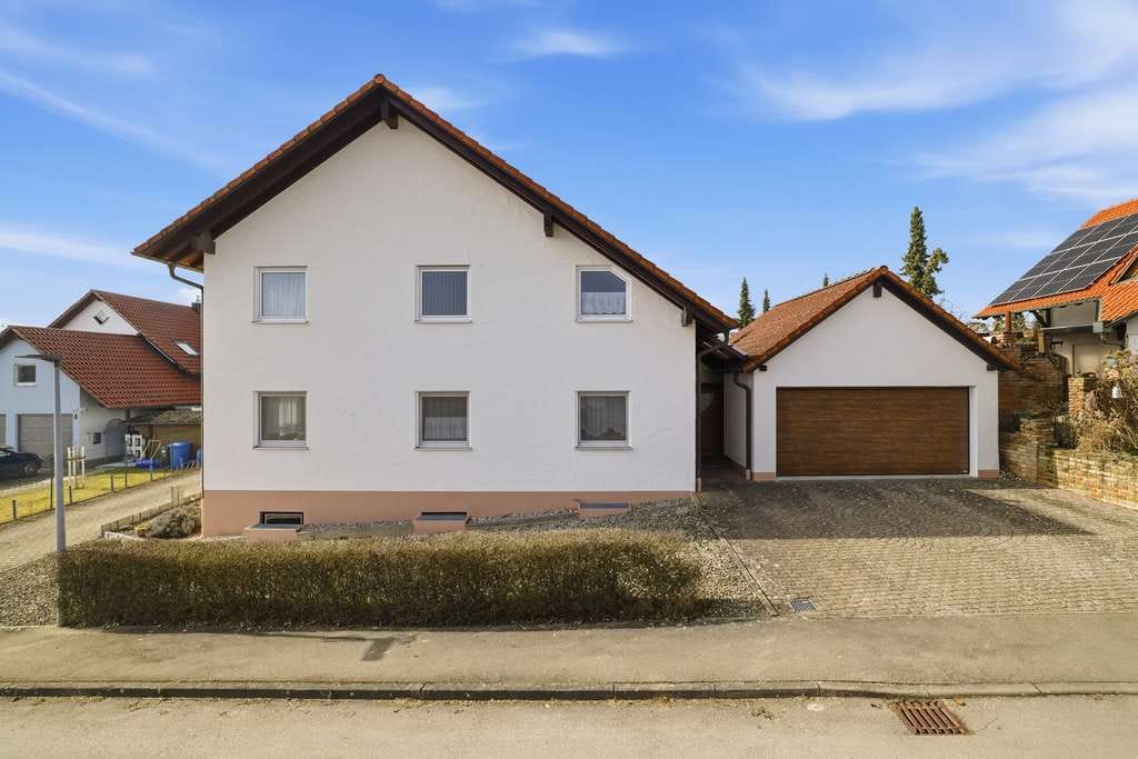 Immobilie in Asselfingen - Großzügiges Zweifamilienhaus in ruhiger Lage - Bild 1