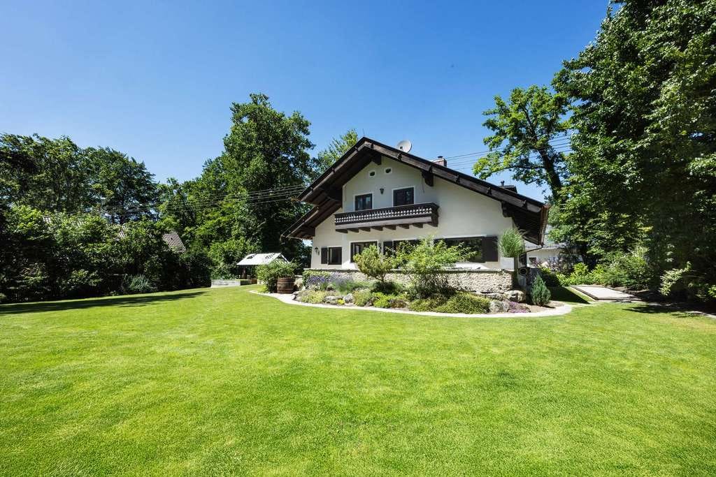 Immobilie in Münsing - Ambach: Landhaus-Traum in Seenähe mit Baureserve - Bild 0