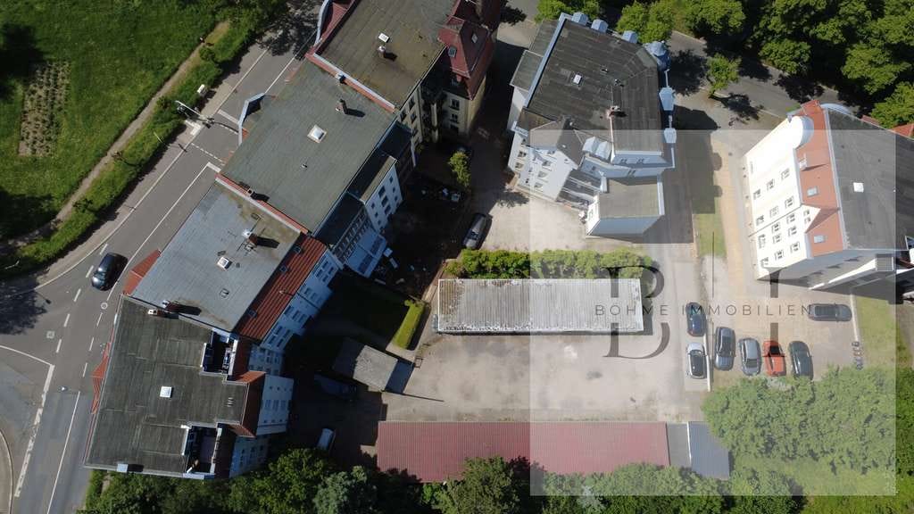 Immobilie in Zeitz - Kapitalanlage mit Entwicklungspotential – Mehrfamilienhaus mit 9 Garagen und 6 Stellplätzen - Bild 2