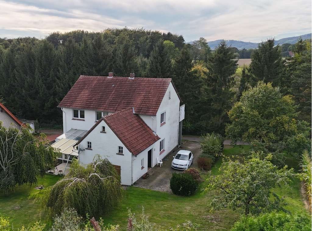Immobilie in Hüllhorst - Einfamilienhaus mit Potenzial – ruhige Lage, nur ein Nachbar - Bild 0