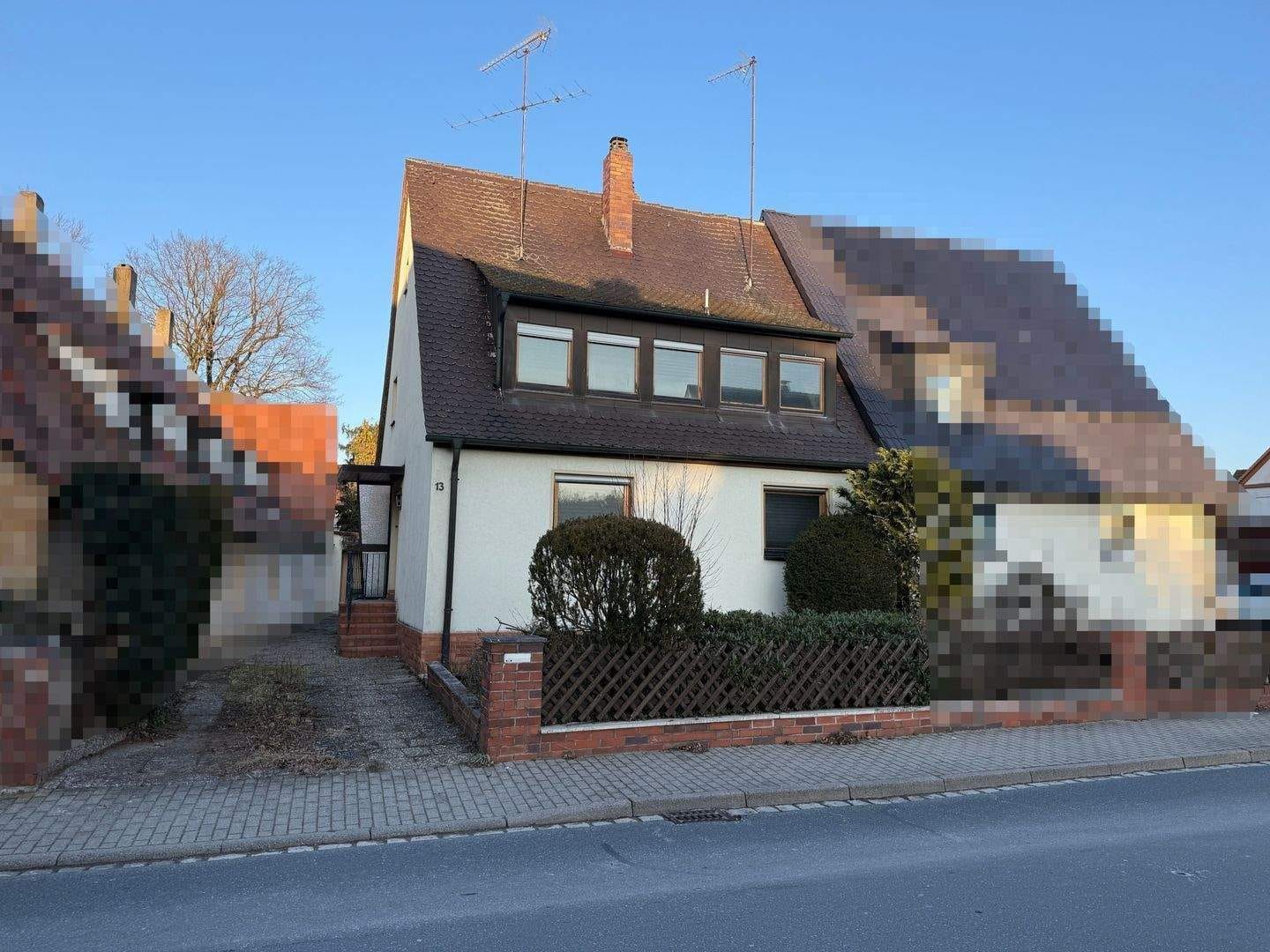 Immobilie in Bubenreuth - Stark sanierungsbedürftige Doppelhaushälfte für RENOVIERUNGSPROFIS  - Bild 0