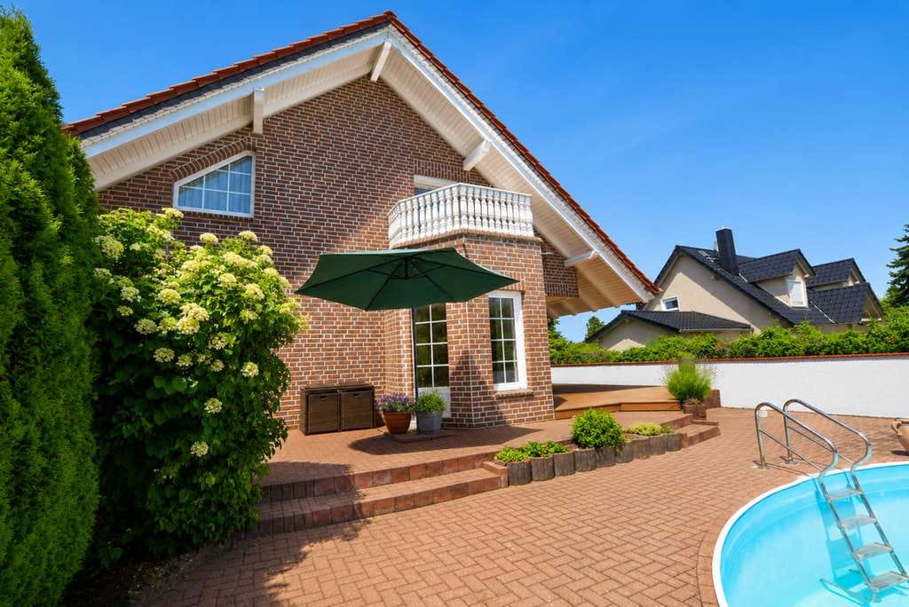Immobilie in Sandersdorf-Brehna - Ein Traum für Familien: Klinker-DHH mit Kamin, Sauna, Riesen-Pool & XL-Garten in Brehna! - Bild 3