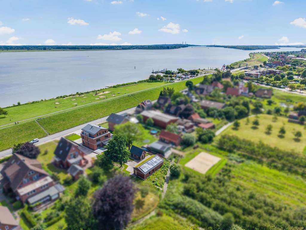 Immobilie in Grünendeich - Elbblick. Architektur. Komfort. – außergewöhnliches Wohnen im Alten Land - Bild 1