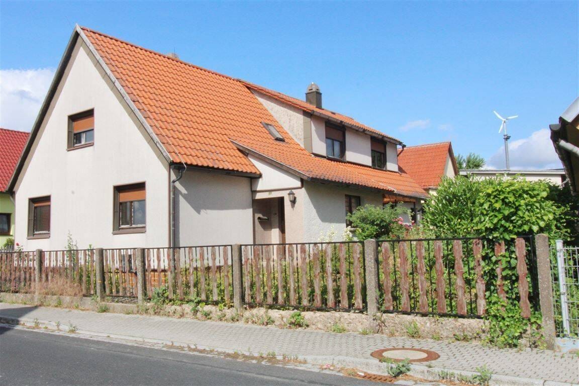 Immobilie in Themar - Geräumiges Haus mit Ausbaupotenzial in ländlicher Ruhe - Bild 1