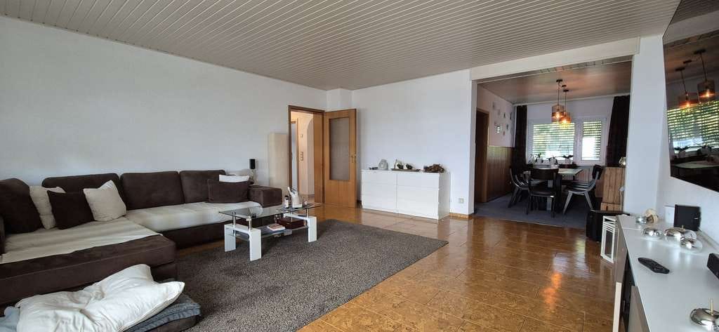 Immobilie in Stockstadt - Wohnhaus mit 3 geräumigen Wohnungen, großem Garten und Garagen - Bild 4