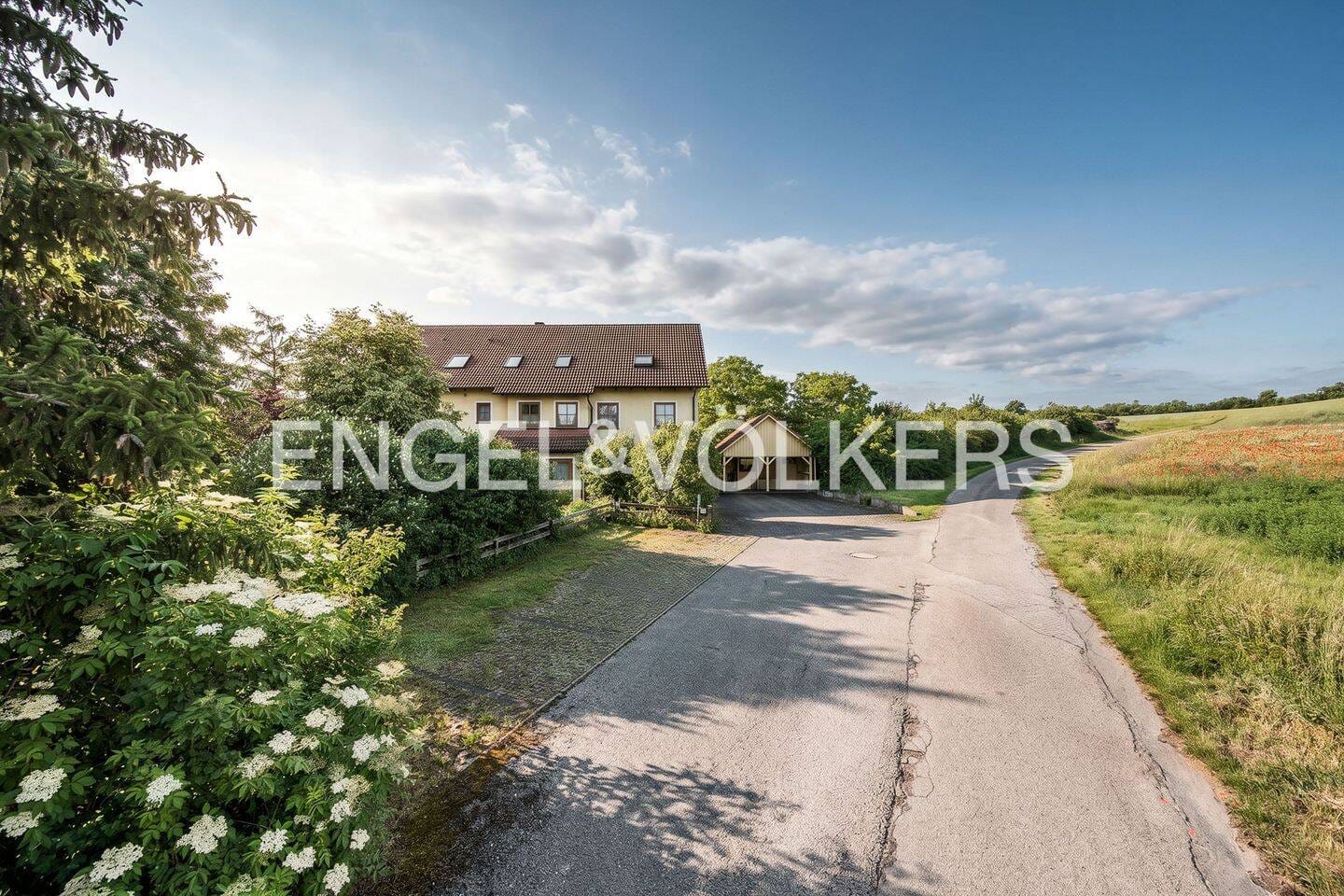 Immobilie in Bruckberg - Vielseitig nutzbare Immobilie mit unverbaubarem Blick ins Grüne - Bild 1