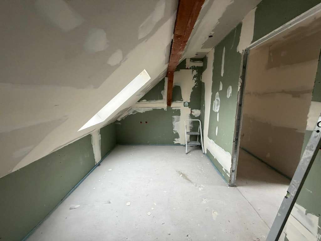 Immobilie in Simmelsdorf - Lichtdurchflutete Dachgeschossfläche mit Charme und individuellem Ausbaupotenzial - Bild 2
