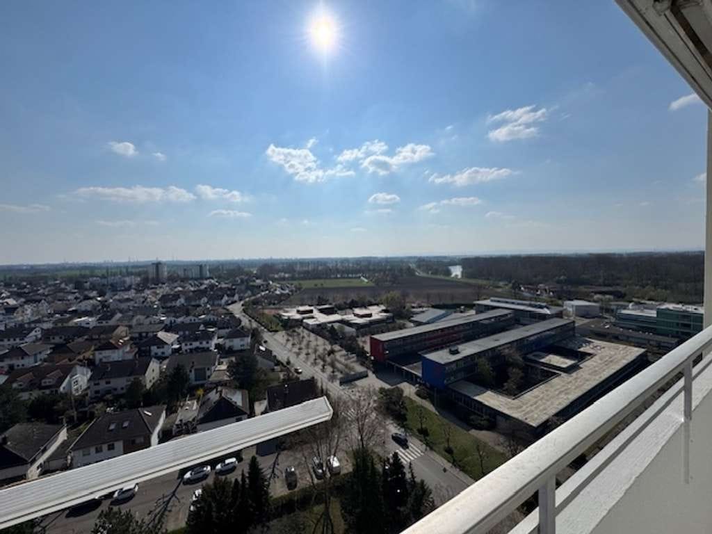 Immobilie in Lampertheim - Panorama inklusive: Helle 4-Zimmer-Wohnung mit Balkon und Weitsicht - Bild 0