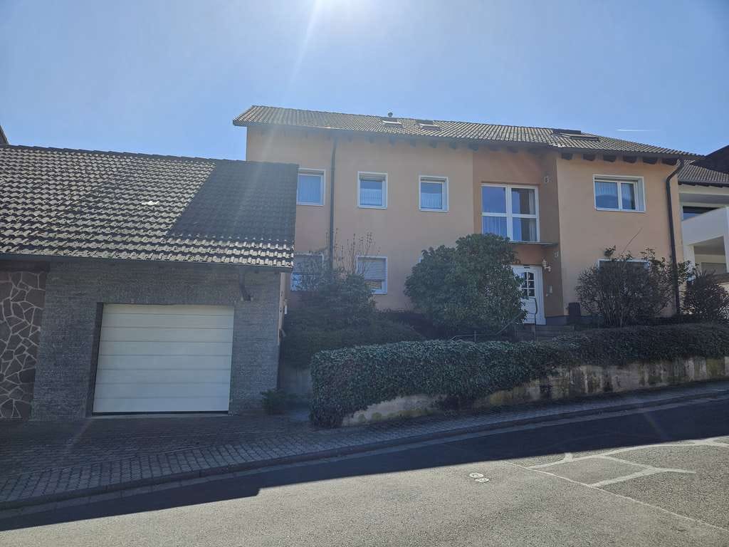 Immobilie in Leidersbach - Saniertes Einfamilienhaus mit Einliegerwohnung, Wärmepumpe & PV in ruhiger Wiesenrandlage - Bild 1